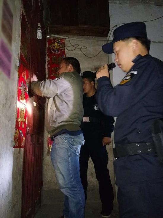 桐梓粗心妈妈误将幼女锁家中 民警全城寻开锁师傅开门